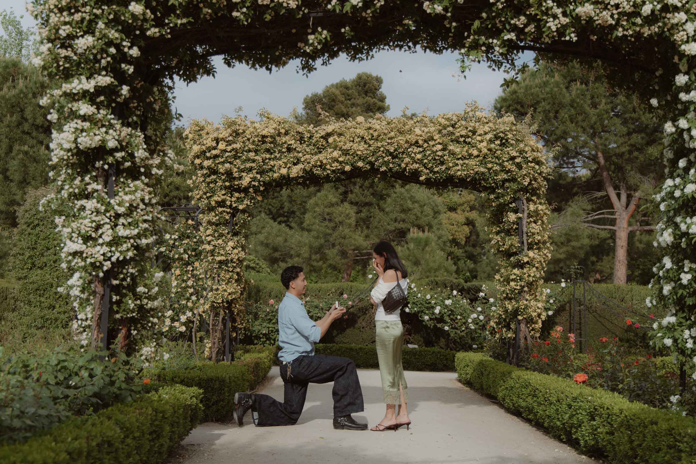 romantic marriage proposal photography at the rose garden in retiro park, madrid