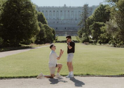 marriage proposal in a paparazzi style with a hiden photographer in campo del moro madrid