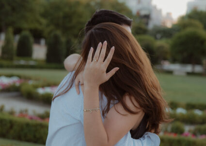 fotografias discretas de una propuesta de matrimonio sorpresa en el parque del retiro de madrid, españa