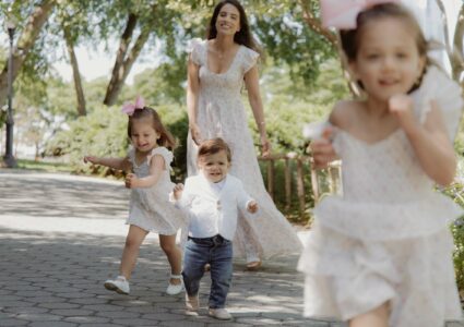 family photoshoot in the retiro park in madrid