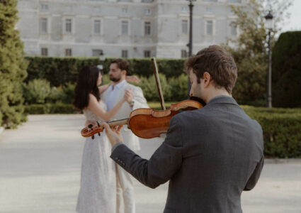 surprise proposal photographer in the sabatini gardens, royal palace area in Madrid