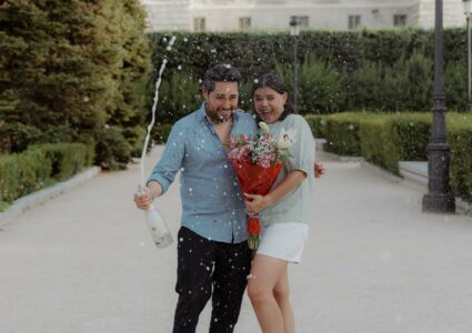 una pedida de mano sorpresa en los jardines de sabatini de Madrid fotografiada discretamente por Leyre, fotografa especializada en bodas y parejas