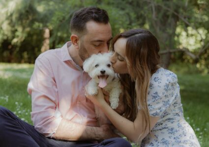 sesion de pareja en el parque del retiro con su perrito noah