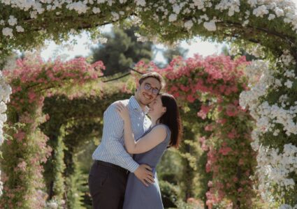 engagement photoshoot in the rose garden in madrd with kelly and ellin
