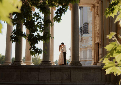 engagement session at sunset in the retiro park