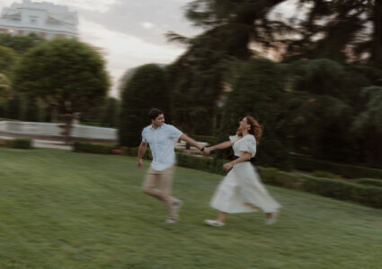engagement photoshoot in the retiro park with a cinematic style