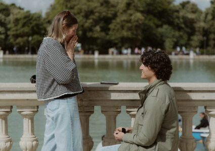 surprise proposal photos in the lake of retiro park in madrid