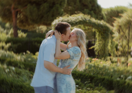 surprise proposal photographer in the rose garden in retiro park in madrid in the morning