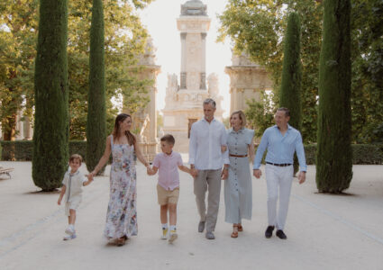 family photo session at retiro park in madrid, spain
